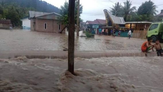 Sungai Kalukku Meluap, Banjir Rendam Ratusan Rumah di Mamuju Sulbar