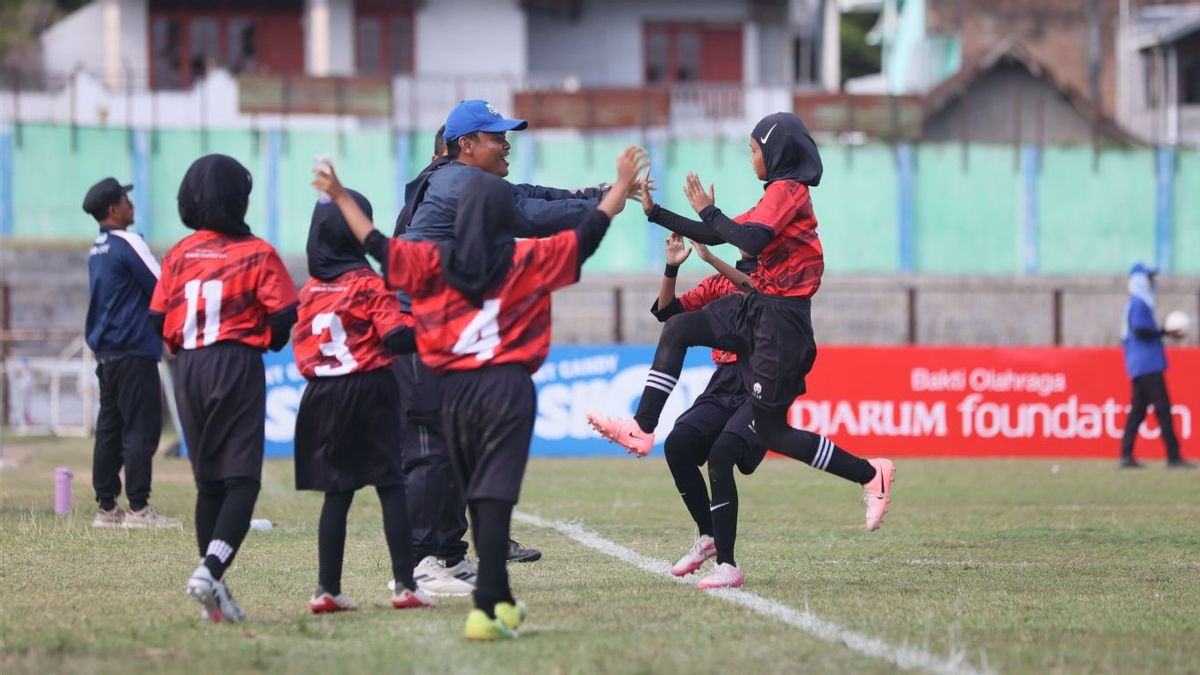 Le nombre de joueuses de football pour filles précoces continue de grimper en flèche