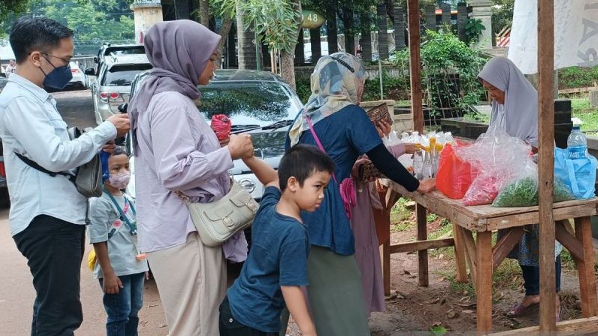 Ramai Peziarah Jelang Ramadan 2024, Pedagang Bunga Musiman TPU Menteng Pulo Bersyukur Dapat Cuan