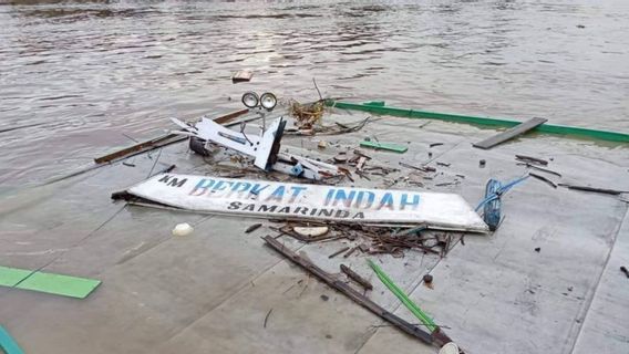 BPBD Kukar和联合小组在Mahakam河上寻找船舶事故的受害者