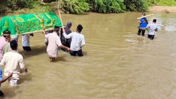 Sad, No Bridge Makes Residents Of The West Coast Of Lampung Cross The River Bringing Bodies Because They Don't Have A Bridge