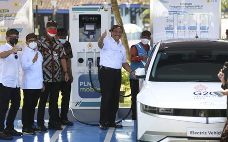 Luhut Binsar Pandjaitan Resmikan SPKLU Green Tourism PLN Pertama di Pulau Jawa