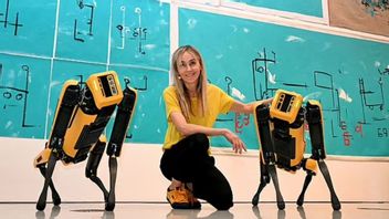 波兰艺术家教导人工智能机器人狗绘画技能