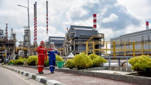 castique : une usine de Pertamina regarde sa production de carburant pendant les vacances d'Idul Adha