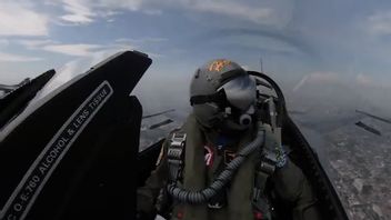 F-16 تشكل تشكيل 77 في سماء جاكرتا ، الرائد بامبانغ من قمرة القيادة: عيد ميلاد سعيد