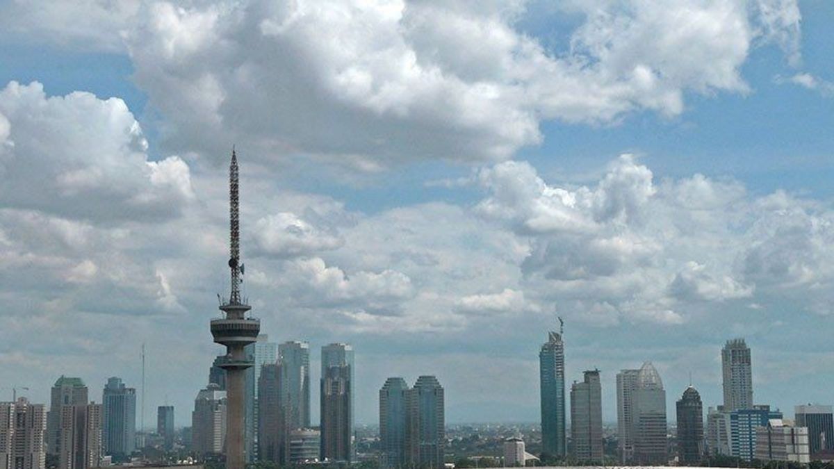 Le temps est vendredi 19 juillet, Jakarta est brumeux tout au long de la journée Air est vendredi 19 juillet, Jakarta est brumeux tout au long de la journée