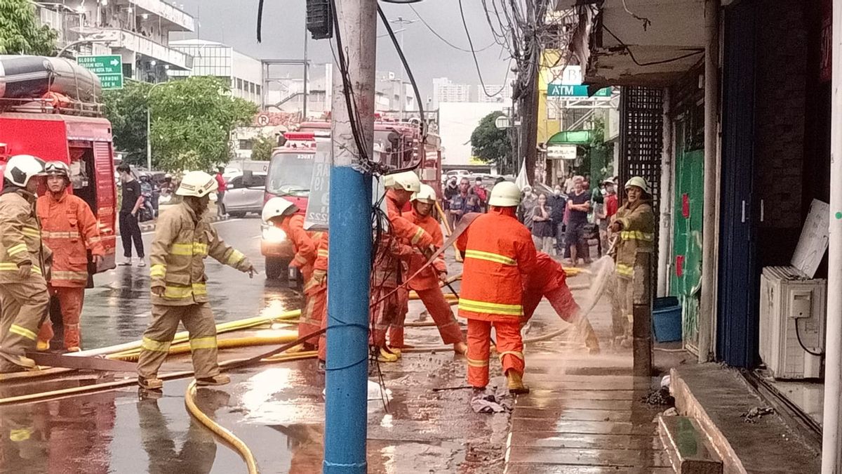 Mangga Besar地下天然气管道喷出的火焰，官员说有泄漏