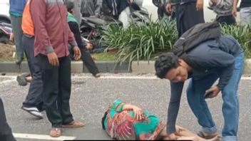 Critical Elderly After Being Hit By A Motorbike While Crossing Jalan Meruya Ilir, West Jakarta