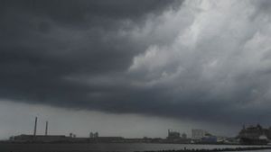 Cuaca 13 Februari, Jakarta Mendung Sepanjang Hari dan  Hujan pada Selasa Malam