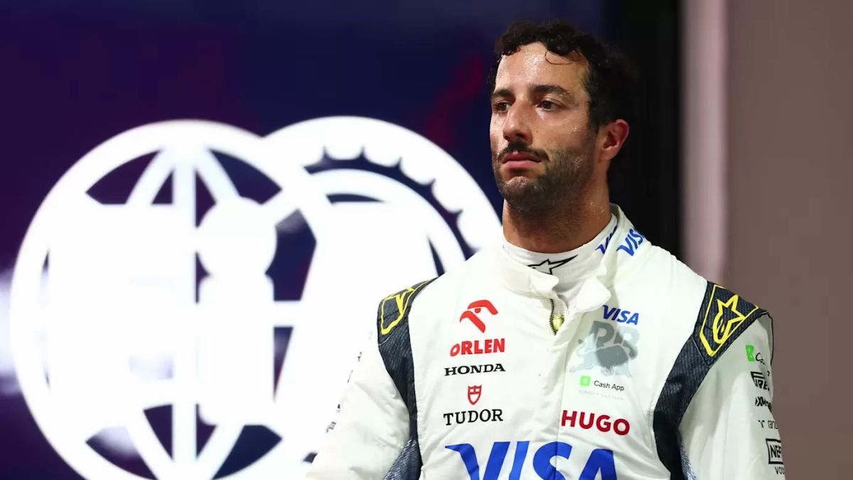 Red Bull Racing, Daniel Ricciardo, s’arrête alors que la course de F1 est toujours en courses