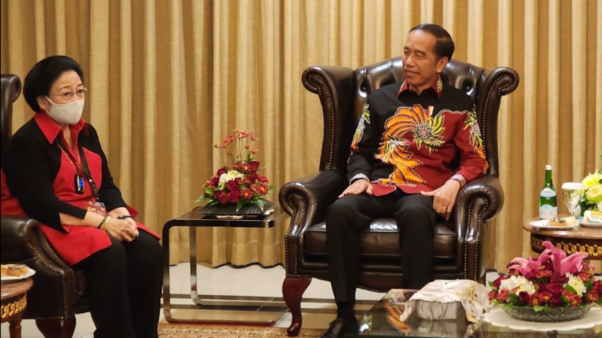 Hadiri HUT ke-50 PDIP Pakai Batik Modern, Jokowi Langsung Disambut Megawati