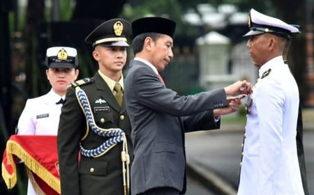 Tiga Prajurit Terima Tanda Kehormatan di HUT ke-77 TNI di Istana Merdeka