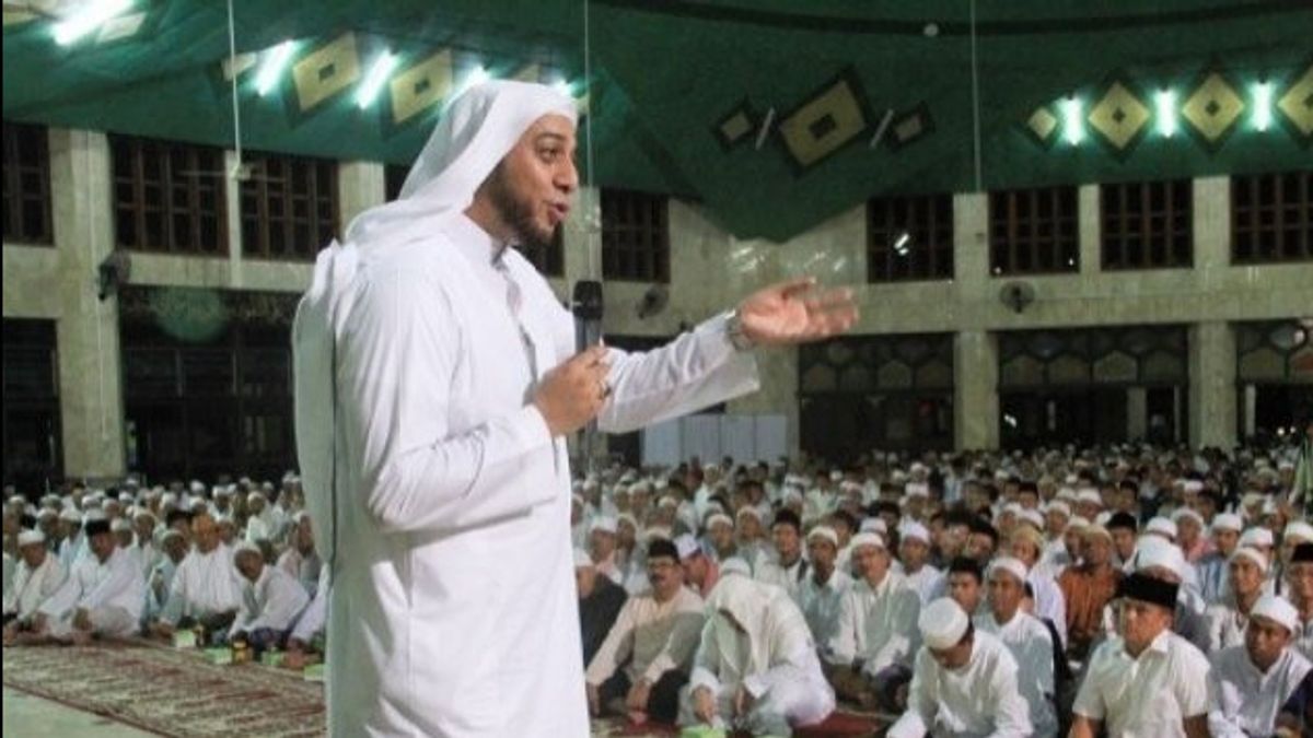 Khofifah Se Souvient Du Cheikh Ali Jaber Qui A Invité Les Gens à Payer Pour Le Coran Numérique Pour Le Handicap