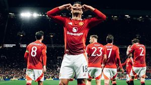 Manchester United Debt The Europa League Trophy To Supporters
