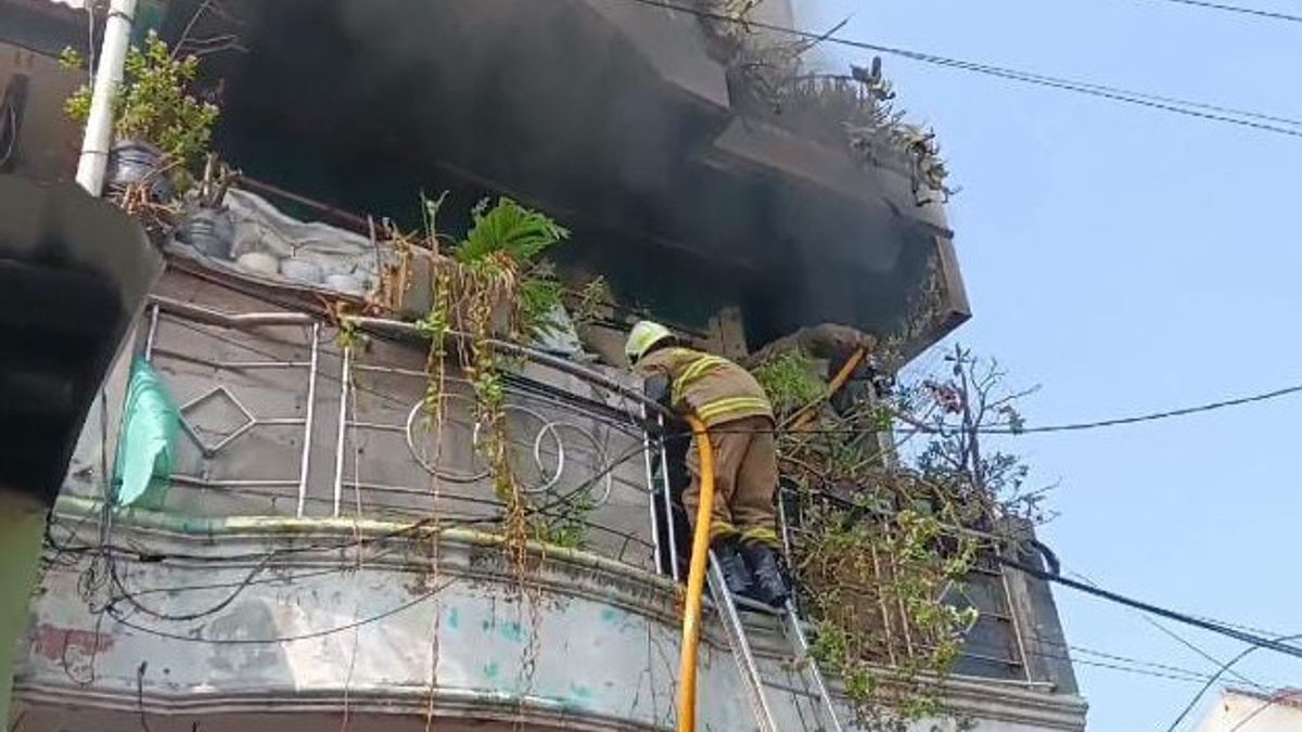 Rumah Lantai 2 di Utan Kayu Utara Terbakar Akibat Korsleting Listrik