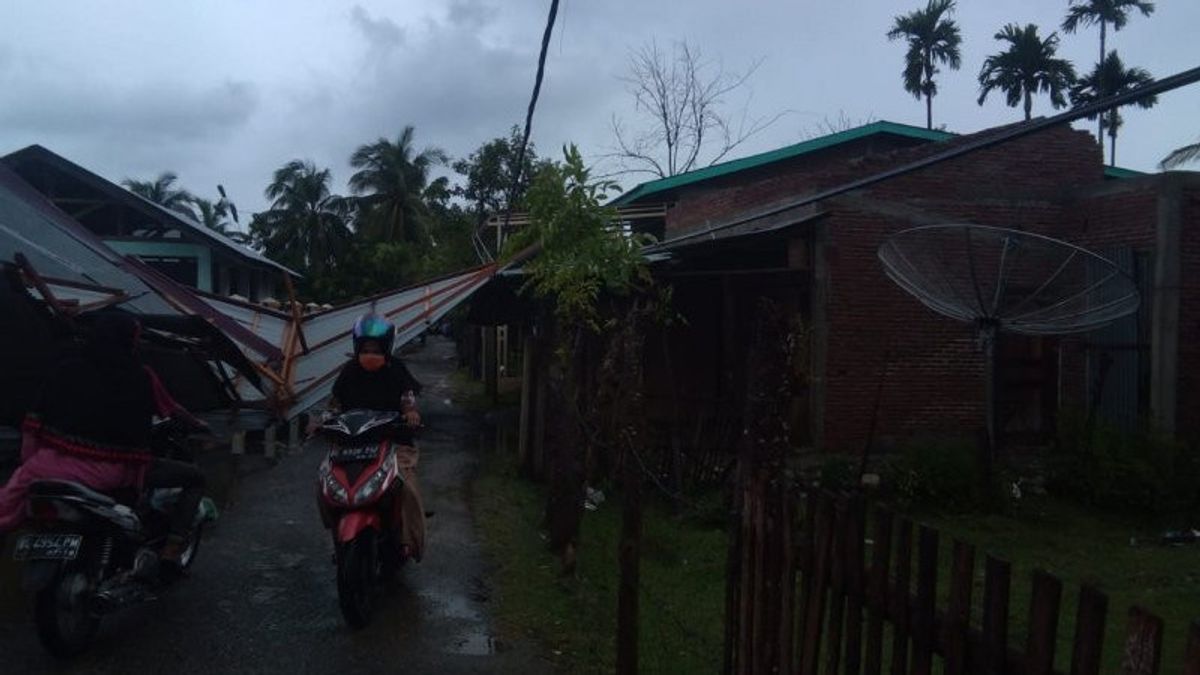風で被害を受けたアチェの9軒の家屋、被災した住民が親戚の家に避難