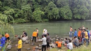 Tim SAR Evakuasi Jasad Ponco dari Sungai yang Sempat Hilang 20 Jam
