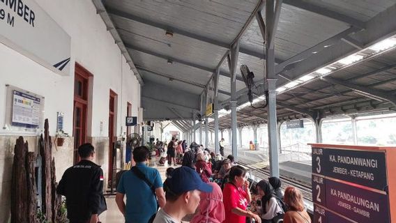 Stasiun Daop Jember Dipadati Ribuan Penumpang Saat Libur Waisak