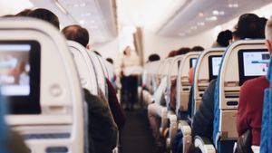 Penyebab Nyeri Telinga saat Naik Pesawat, Terapkan Tips Ini untuk Mengatasinya