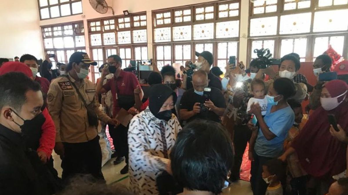 Mentor Risma Greets Children Of Flood Victims In Jayapura, Gives Gifts To Help Recover Psychologically