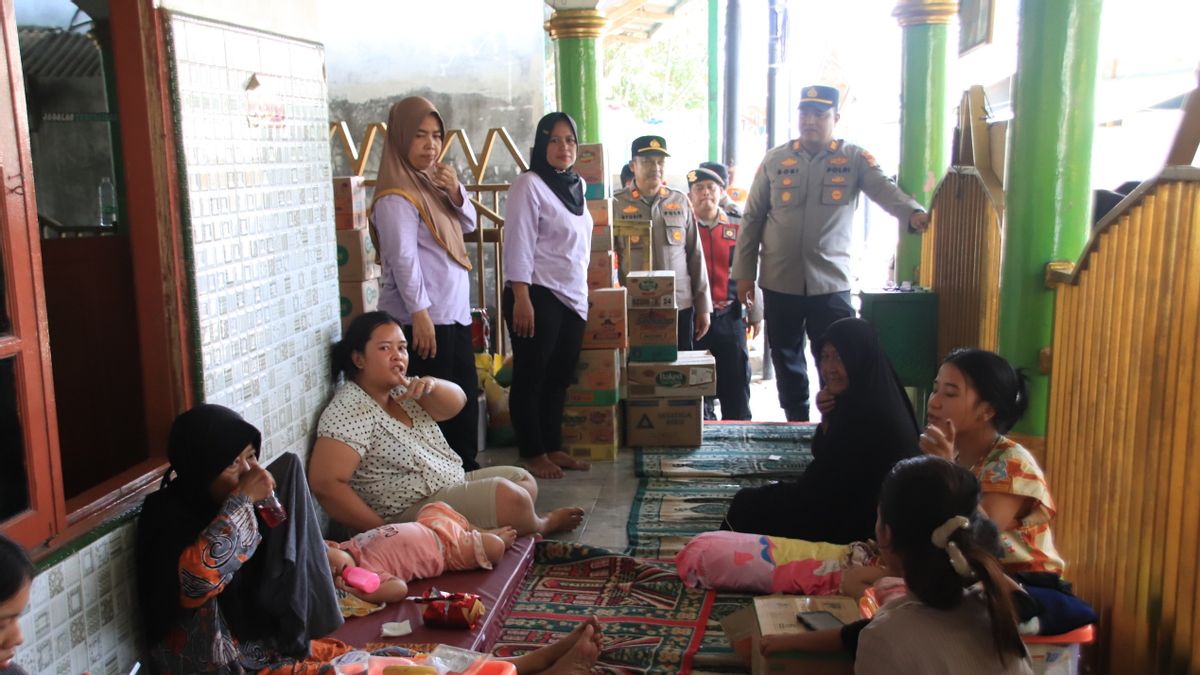 Korban Kebakaran di Cilincing Terima Bantuan dari Polisi