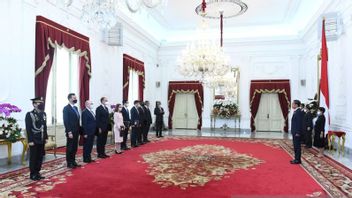 佐科维总统接受8位友好国家大使的全权证书