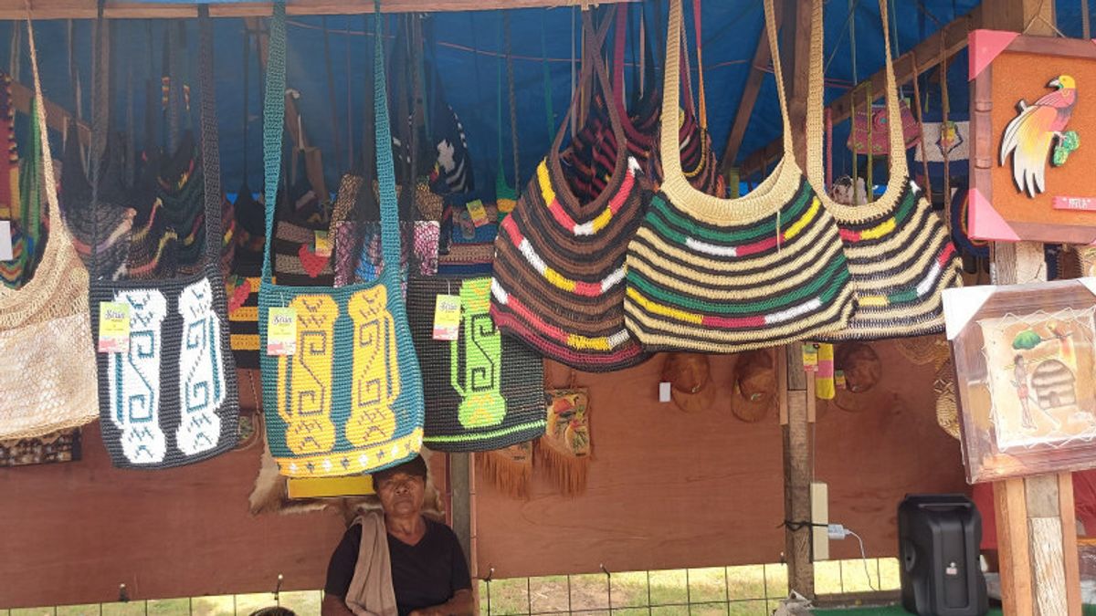 Le Marchand De Souvenirs Noken Khas Merauke Raup Untung Grâce à PON Papouasie