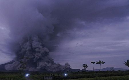 Semeru Gugurkan Lava, Warga Lereng Gunung Mulai Mengungsi