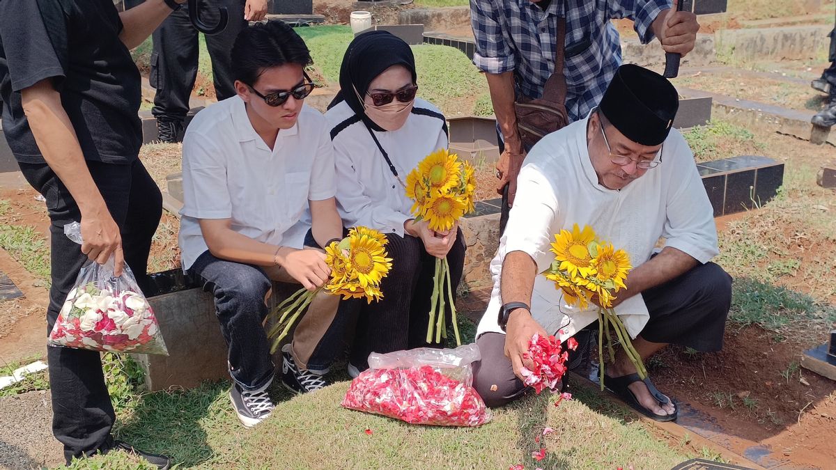 Les larmes de Rano Karno tentent lors d'une visite à la tombe de Benjamin Sueb-Sh Nyak