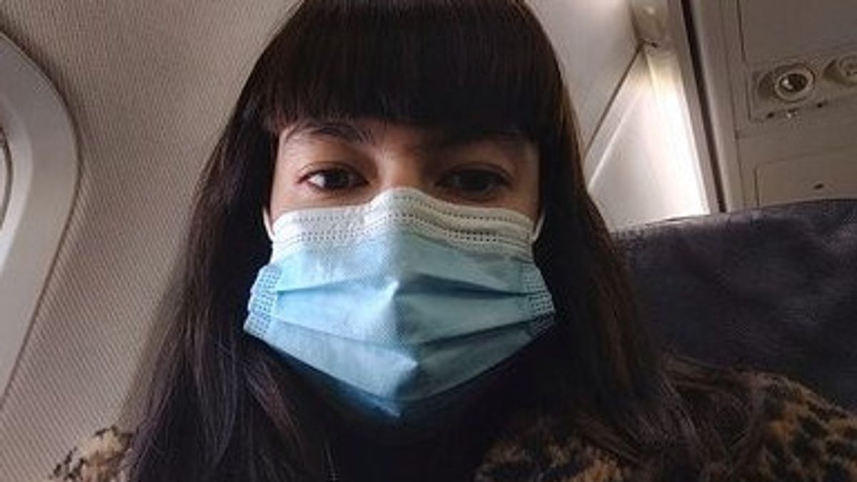 Disgusted, This Model Was Ordered By Airplane Staff To Use Dirty Masks From Other Passengers