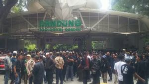 Massa Berkumpul di Kebun Binatang Bandung Tolak Penyegelan
