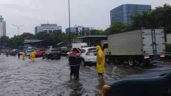 Gulkarmat Sub-Dept. Sends Personnel And Inflatable Boats To Overcome Floods In Pisangan, East Jakarta