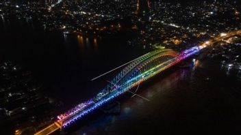 帕伦邦的闪闪发光的穆西六桥与五颜六色的灯光明天开放