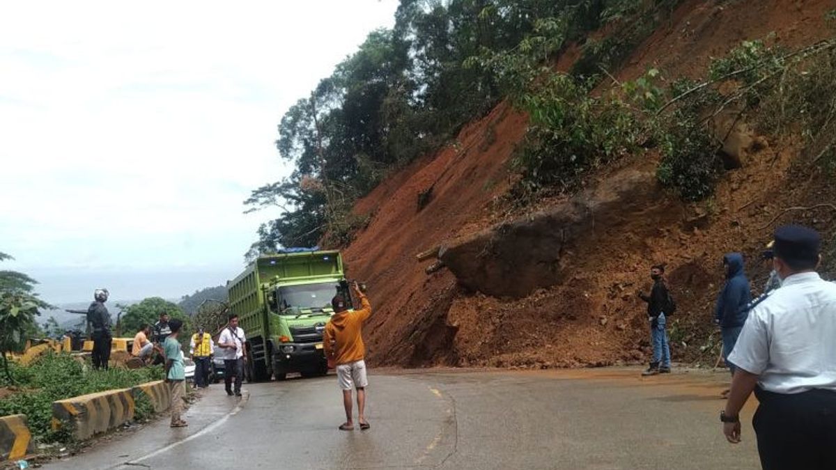 الحاكم ماهيلدي يطلب السيطرة بسرعة على تأثير الانهيارات الأرضية على جالان سيفيو لويك غرب سومطرة