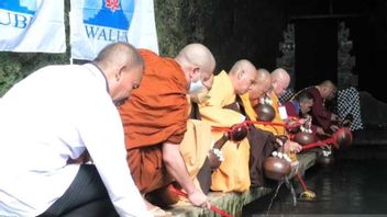 200 Biksu Ikuti Prosesi Pengambilan Air Berkah Waisak di Jumprit