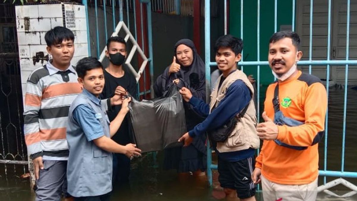 Bantu Korban Banjir, Unismuh Makassar Buka Dapur Umum 