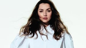 Sebut Rekan Bisnis, Tom Cruise dan Ana de Armas Pegangan Tangan di Konser Oasis!