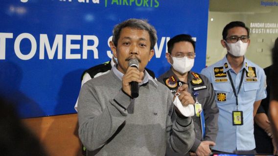 ングラライ空港で5時間の列を作ったドイツ人白人が移民にバリ島を離れるよう要請