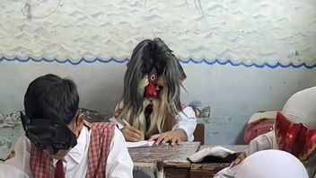 Preventing Contecting Habits, This Elementary School Teacher Orders His Students To Wear Masks During Exams