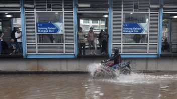 Hujan Guyur Jakarta lundi matin, le calendrier Transjakarta à l'heure de pointe est en désordre