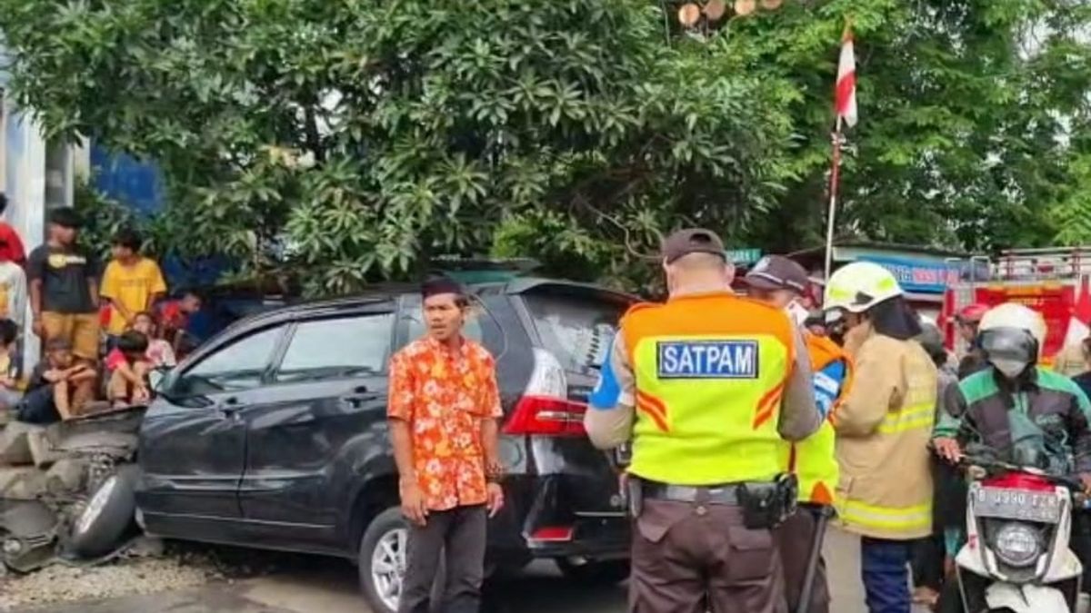 Nekat Terobos Palang Pintu Perlintasan KA, Mobil Ringsek Diseruduk Commuter Line