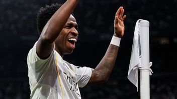 维尼修斯在角落旗帜上再次跳舞，以沉默和摧毁本菲卡球迷