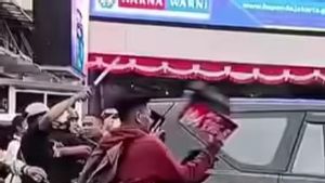 Massa Aksi Demo Rusak Mobil Pelat Merah yang Melintas di Jalan Asia Afrika