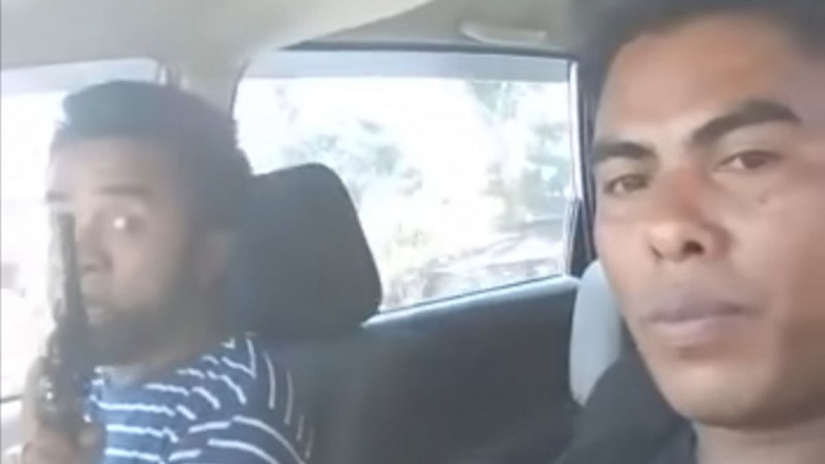 Jelang PSU Sabu Raijua Video 2 Pria <i>Gegayaan</i> Tenteng Senjata Api Viral, Polda NTT: Mengaku Milik Oknum Polisi