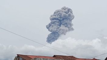 Siang Ini Gunung Marapi Erupsi, Muntahkan Abu Setinggi 1.500 Meter 