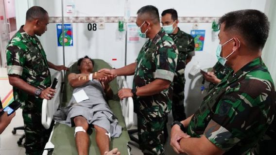 2 TNI dan 1 Sipil Korban Penembakan KKB di Dekai Dijenguk Pangdam XVII 