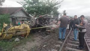 Une croix de porte, un camion molen a été percuté par le métro de Taksaka sur le traversement de Bantul