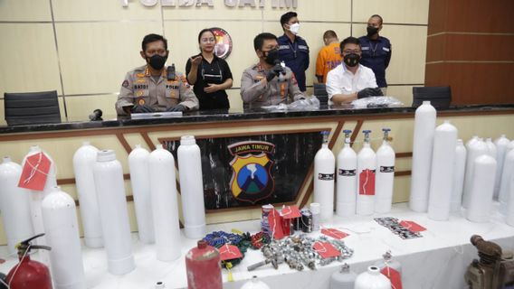 La Police Décharge La Vente De Bouteilles D’oxygène Contrefaites à Surabaya, à Partir De Soupçons D’acheteurs Dont Les Parents S’aggravent