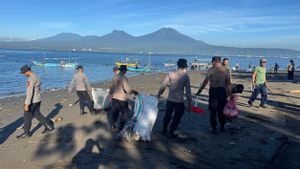 Diperintah Prabowo, Ratusan Personel Kepolisian Bersihkan Sampah di Pantai Bali 