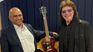 Tony Iommi Serahkan Gitar Miliknya untuk Bantu Pengobatan Kanker